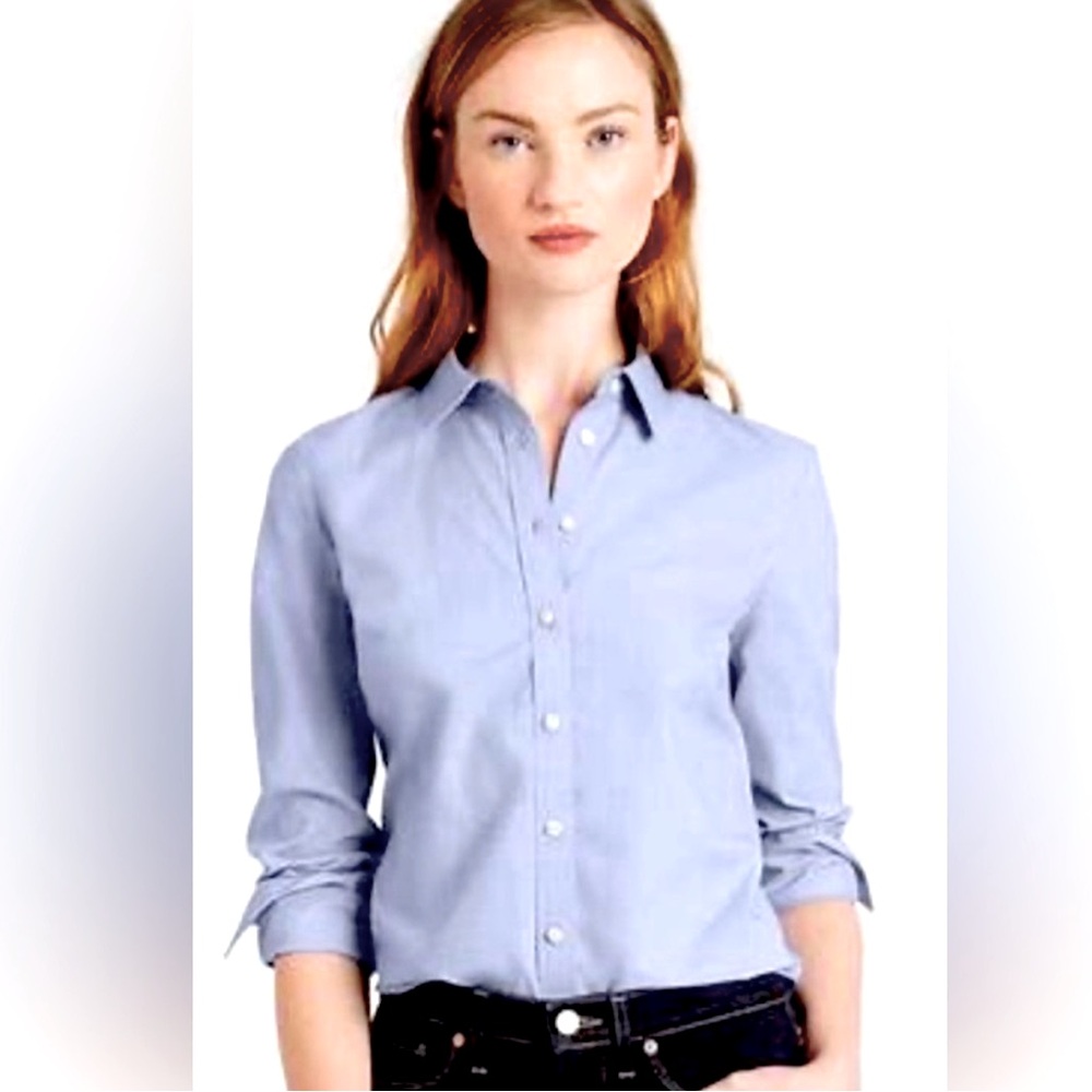 Banana Republic Riley Shirt in Size 8 Light Blue Button-Down Slim Fit